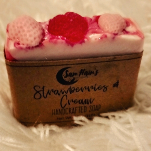 AROMATHERAPY STRAWBERRIES & CREAM CANDLE & SOAPS BUNDLE - Picture 4 of 4